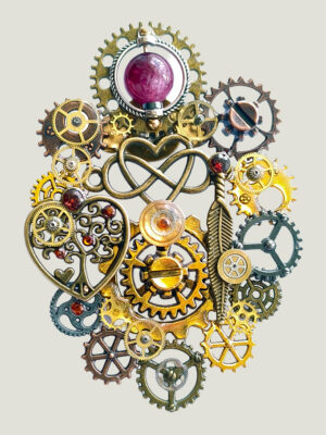 recto Broche engrenages coeur et plume en alliage avec des grenats et une perle calcédoine rose foncé