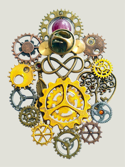 verso Broche engrenages coeur et plume en alliage et une perle calcédoine rose foncé et attache