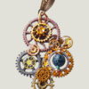 Recto Pendentif composé d’engrenages alliage, orné d'une Agate bleu montée sur un axe avec une bélière gravée de couleur bronze