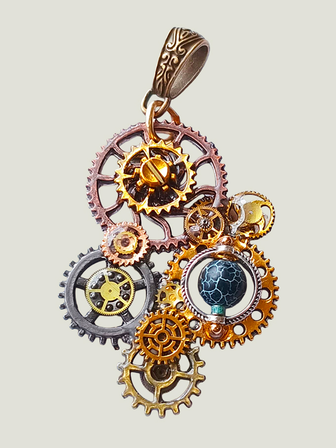 Recto Pendentif composé d’engrenages alliage, orné d'une Agate bleu montée sur un axe avec une bélière gravée de couleur bronze