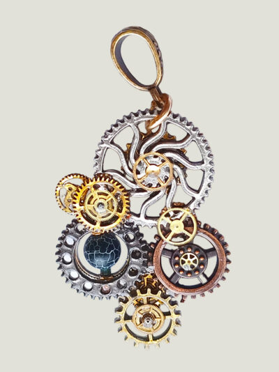 verso Pendentif composé d’engrenages alliage, orné d'une Agate bleu montée sur un axe avec une bélière gravée de couleur bronze