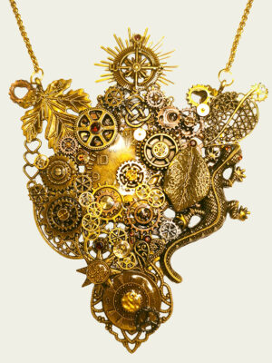 recto pendentif steampunk engrenages alliage salamandre couleur bronze ornés de 10 grenats attaché à 2 chaines doré
