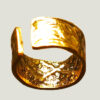 vu de dessous d'une bague anneau large en laiton doré réticulé