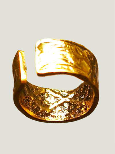 vu de dessous d'une bague anneau large en laiton doré réticulé