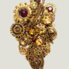 Recto Broche composée d'engrenages et de pièces en alliage aspect laiton vieilli ornée de 4 beaux grenats naturels, petites perles dorées Agates et calcédoine montée sur un axe