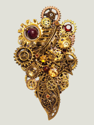 Recto Broche composée d'engrenages et de pièces en alliage aspect laiton vieilli ornée de 4 beaux grenats naturels, petites perles dorées Agates et calcédoine montée sur un axe