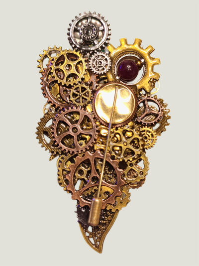 verso Broche composée d'engrenages et de pièces en alliage aspect laiton vieilli ornée de 4 beaux grenats naturels, petites perles dorées Agates et calcédoine montée sur un axe