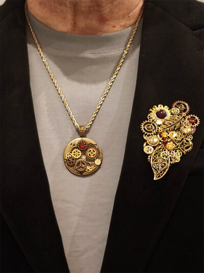 Broche Steampunk FLAVIA avec Grenats, Agate et Calcédoine