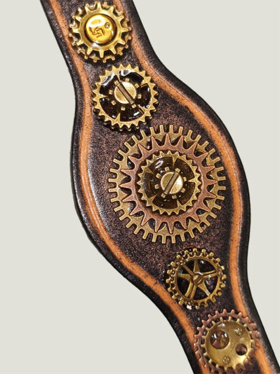 centre Bracelet cuir vieilli avec engrenages laiton vieilli et grenats