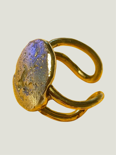 vue de côté d'une bague en laiton doré avec dessus en pépites aspect brossé et nervuré et corps de bague en double fil de laiton