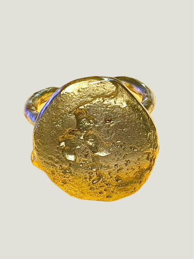 vue de dessus d'une bague en laiton doré avec dessus en pépites aspect brossé et nervuré et corps de bague en double fil de laiton