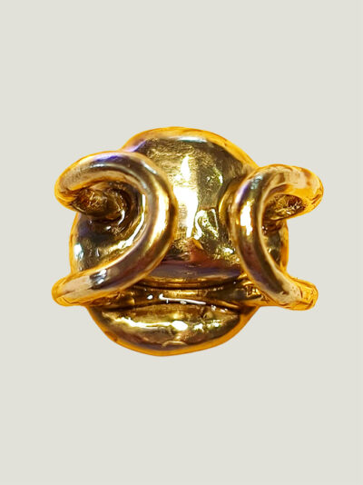 vue de dessous vue de côté d'une bague en laiton doré avec dessus en pépites aspect brossé et nervuré et corps de bague en double fil de laiton