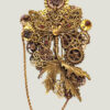 recto broche faite d'engrenages, d'un papillon et d'une feuille en alliage laiton vieille, orné de 4 grenats et 2 agates et d'une chaine et perles dorrées