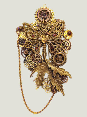 recto broche faite d'engrenages, d'un papillon et d'une feuille en alliage laiton vieille, orné de 4 grenats et 2 agates et d'une chaine et perles dorrées