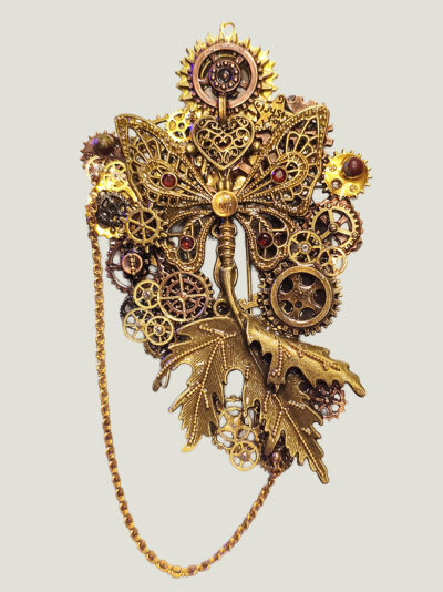 recto broche faite d'engrenages, d'un papillon et d'une feuille en alliage laiton vieille, orné de 4 grenats et 2 agates et d'une chaine et perles dorrées