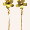 recto boucles d'oreilles en forme de fleur en laiton doré orné d'un cabochon verre couleur ambre au centre et dessous des chaines doré