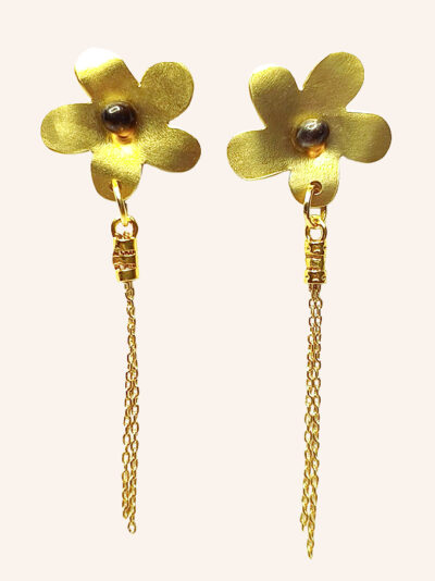 recto boucles d'oreilles en forme de fleur en laiton doré orné d'un cabochon verre couleur ambre au centre et dessous des chaines doré