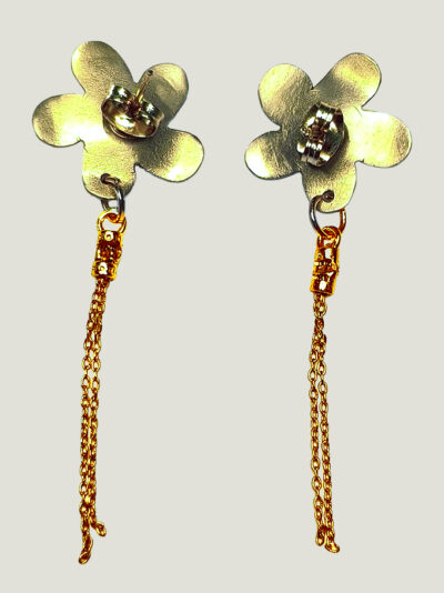 verso boucles d'oreilles en forme de fleur en laiton doré et dessous des chaines doré