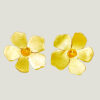 recto Boucles d'oreilles en forme de fleur en laiton brossé. Le centre de la fleur s'orne d'une petite perle dorée