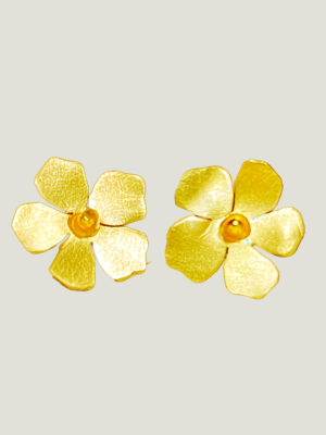 recto Boucles d'oreilles en forme de fleur en laiton brossé. Le centre de la fleur s'orne d'une petite perle dorée