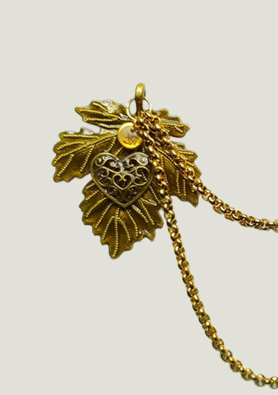 Recto Broche duo Steampunk composée d'engrenages et d'éléments divers (dont une grande feuille) en alliage de bronze reliées par une double chaîne et ornées de petites perles dorées et d'un cristal bleu véritable.