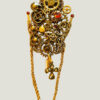 recto Broche Steampunk composée d'engrenages et d'éléments divers en alliage bronze. Ornée de 5 grenats de petites perles dorées et d'une chaîne