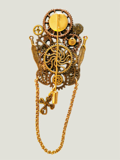 verso Broche Steampunk composée d'engrenages et d'éléments divers en alliage bronze. avec chaîne et une aiguille