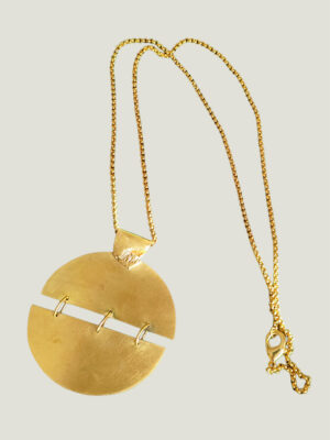 recto Pendentif en laiton massif en forme de deux demi-lunes reliées par 3 anneaux en fil de laiton et bélière en laiton réticulé avec une chaine en acier inoxydable doré à grosse maille et fermoir mousqueton.