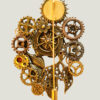 verso Broche Steampunk composée d'un engrenages et d'éléments divers en alliage bronze avec aiguille pour attache