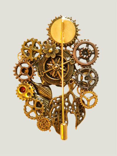 verso Broche Steampunk composée d'un engrenages et d'éléments divers en alliage bronze avec aiguille pour attache