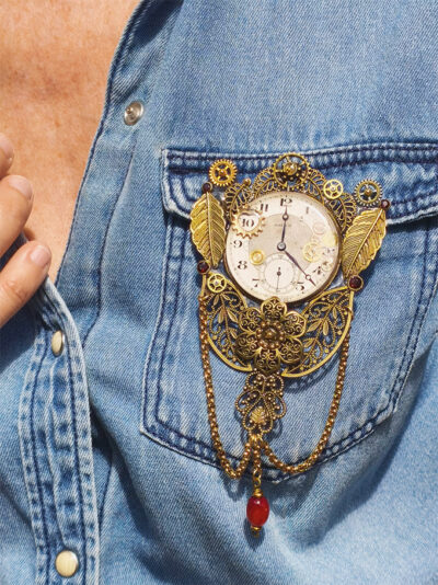 Broche Steampunk VICTORIA Oeil de tigre et grenats